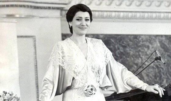 Нани родилась в городе Тбилиси, Грузия