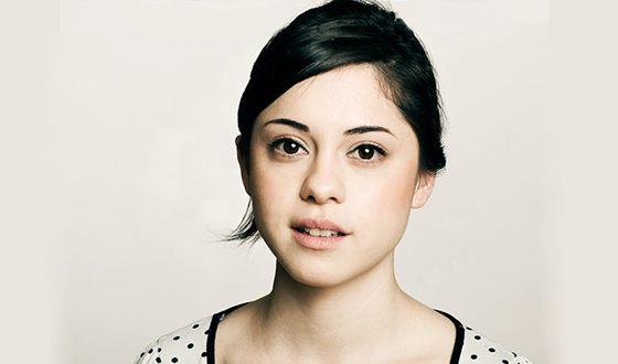 Rosa Salazar родилась в 1985 г.
